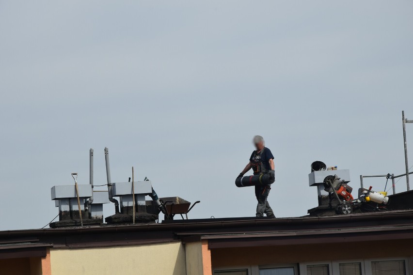 Trwa remont dachów w Wieluńskiej Spółdzielni Mieszkaniowej. Na ten rok zaplanowano prace na 14 blokach