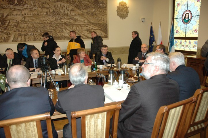 Sesja Rady Miasta Wejherowa - kibice Gryfa apelowali o pieniądze
