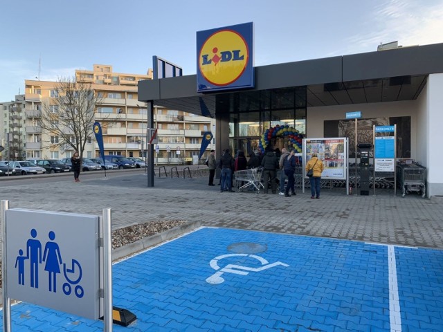 W związku z wprowadzonymi obostrzeniami, sklepy czynne będą dłużej