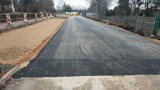 Na ulicy Niepodległości w Bukownie jest już nowy asfalt. Niebawem będzie można tamtędy jeździć. To jednak nie koniec prac [ZDJĘCIA]
