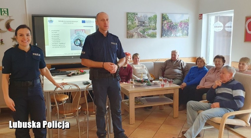 Seniorzy z gm. Otyń spotkali się z policjantami z Nowej...