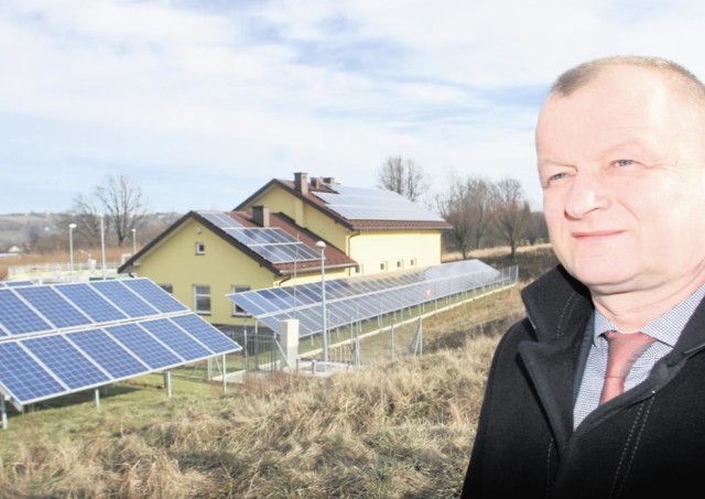 Farma fotowoltaiczna dostarcza energię dla oczyszczalni ścieków w Wojnarowej. - Gmina oszczędza na prądzie, nie będzie też podwyżki cen za odbiór ścieków - wskazuje Leszek Skowron, wójt Korzennej