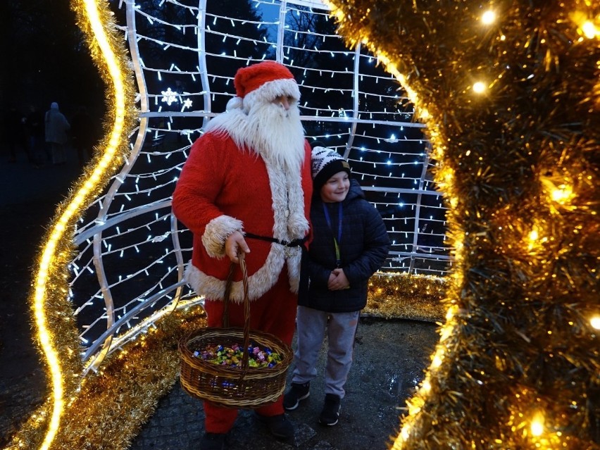 W piątek 6 grudnia oficjalne włączone zostały iluminacje w...