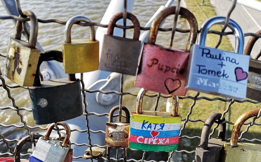 Kraków. Kłódki miłości na kładce Ojca Bernatka [ZDJĘCIA]