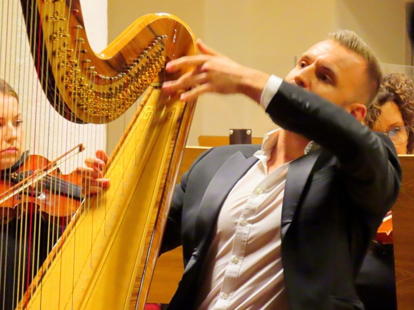 Partię solową w koncercie na harfę wykonał Joel von Lerber,...