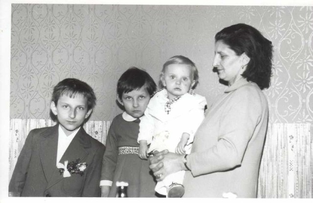 Poseł Stanisław Pięta ze swoim młodszym rodzeństwem oraz mamą.