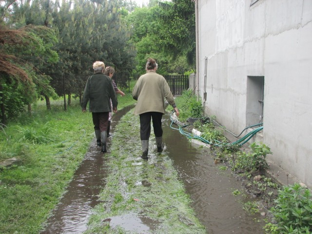 Kilka lat temu w Jaworznie doszło do podtopień. Spore kłopoty mieli np. mieszkańcy dzielnicy Jeleń. Strażacy odpompowywali im wodę z piwnic.