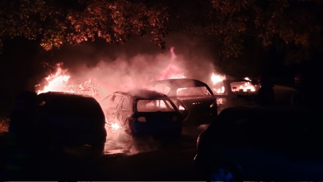 Do pożaru doszło po godzinie 2:00 w nocy. Ogień uszkodził łącznie 7 aut zaparkowanych w rzędzie na odcinku drogi łączącym ulice Bobrzą i Popowicką.