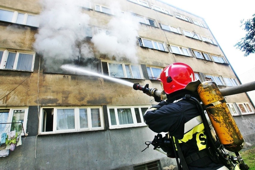 Prezentujemy zarobki strażaków - od szeregowego do oficera...