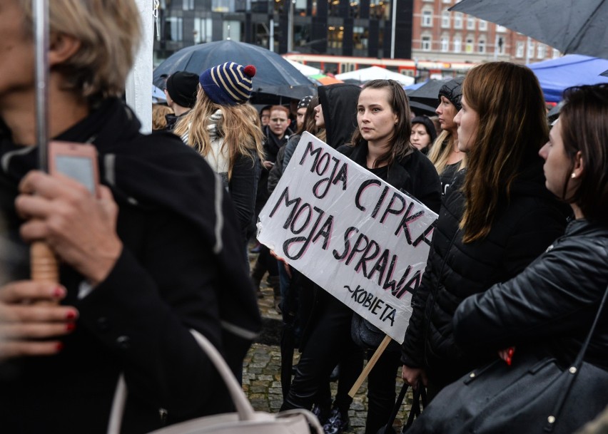 Czarny protest na placu Solidarności w Gdańsku