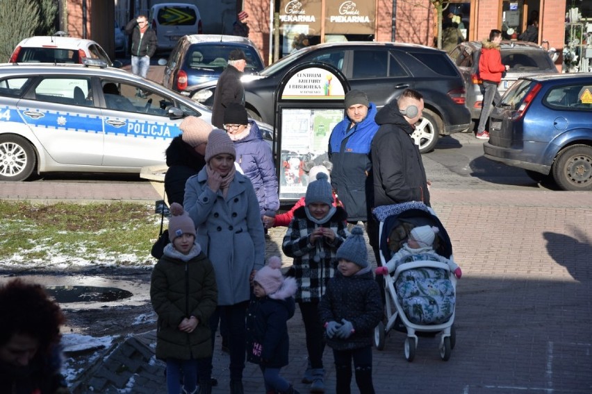 Opalenica: Oddali hołd prezydentowi. Stoją #MuremzaOwsiakiem