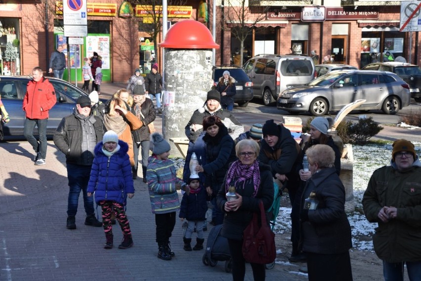 Opalenica: Oddali hołd prezydentowi. Stoją #MuremzaOwsiakiem