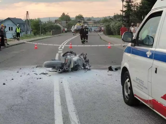 Motocyklista jechał drogą wojewódzką od Grybowa w kierunku Tarnowa. W tym czasie z parkingu przy szkole w Stróżach wyjeżdżał autobus neoplan z Żyrardowa.