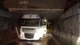 Ciężarówka utknęła pod wiaduktem na ulicy Rzymskiej