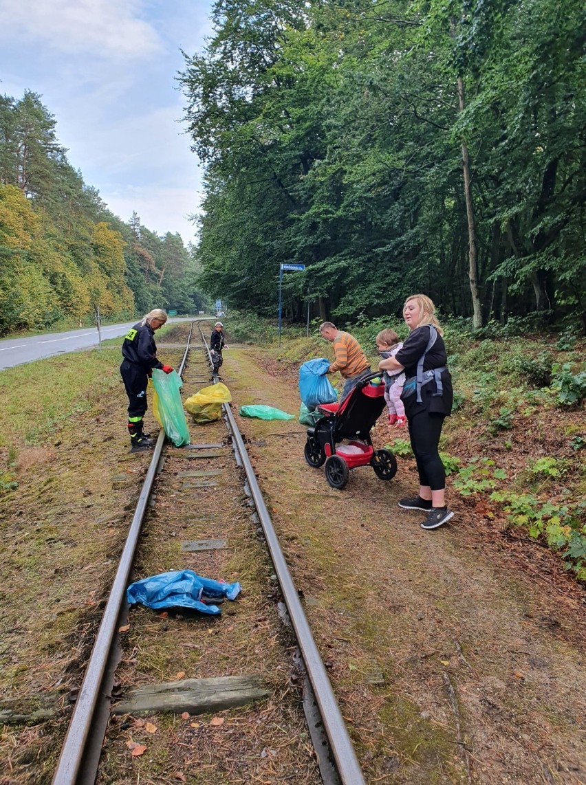 Hałda śmieci w jantarskich lasach. Wspólna akcja OSP Jantar i nadleśnictwa Elbląg.