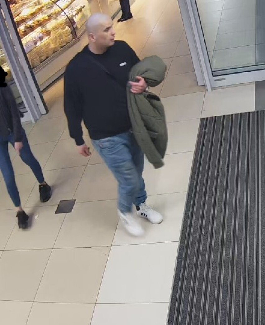 Sprawca kradzieży w największej galerii handlowej w Tarnowie poszukiwany przez policję. Jego łupem padła odzież warta ponad tysiąc złotych