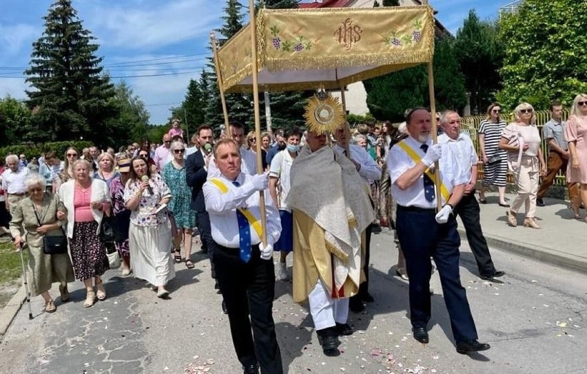 Wiele osób uczestniczyło w mszy świętej i procesji Bożego Ciała w parafii Chrystusa Króla w Kielcach. Zobaczcie zdjęcia