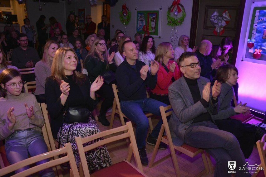 "Koncert na zimową nutę" w Domu Kultury "Zameczek" w Kielcach. Wokaliści i gitarzyści stworzyli magiczną atmosferę