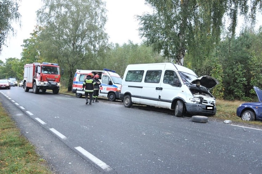 Wypadek w Stoczkach w gminie Sieradz. Na drodze wojewódzkiej zderzył się bus z osobówką