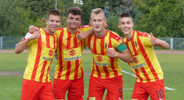 Efektowne zwycięstwo 6:0 odnieśli juniorzy Korony Kielce do 17 lat w meczu BKS Lublin. Były składne akcje i efektowne bramki kieleckiej drużyny. 

Korona Kielce - BKS Lublin 6:0 (5:0)
Bramki: Kacper Śliwa 17, Hubert Świecarz 30, 57, Hubert Zwoźny 37, Miłosz Strzeboński 43, Jakub Przybysławski 45.
Korona: Mamla(46. Sandach) - Święcki, Grabarczyk(60. Kralka), Kowalik, Łoch, Stawecki(46. Skiba), Strzeboński(70. Kośmider), Śliwa(60. Wierzchanowski), Świecarz - Zwoźny, Przybysławski(46. Kudzia).
BKS Lublin: Karwowski - Goch, Kozak, Kuźma, Maciąg - Misiurek, Figura, Iwaniak, Małunow - Szabłowski, Wójcik.

Podopieczni Michała Gębury i Marka Graby w pierwszej połowie mieli zdecydowaną przewagę. Zdobyli pięć bramek i rozstrzygnęli losy spotkania. W drugiej połowie strzelili szóstego gola i przypieczętowali efektowne zwycięstwo. 
(dor)