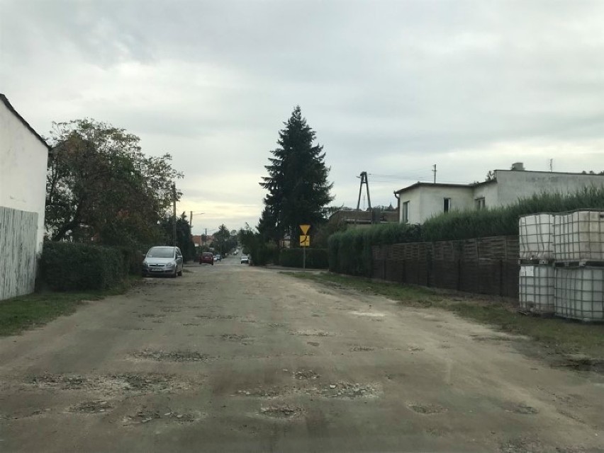 Dziury i brak drogi asfaltowej na osiedlu Przylesie