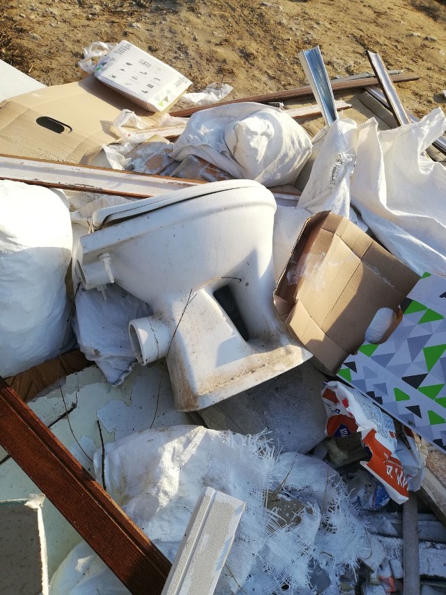 Kolejne dzikie wysypisko śmieci w Kaliszu. Tym razem w okolicach Piwonic ZDJĘCIA