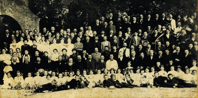 W dniu uroczystości Bożego Ciała w 1911 roku do wspólnej fotografii pozowało 250 mieszkańców Ogrodzieńca