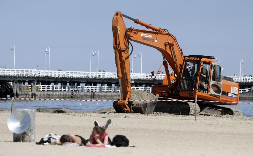 Sopocka plaża znowu do poprawki. Trwa wyrównywanie [ZDJĘCIA]