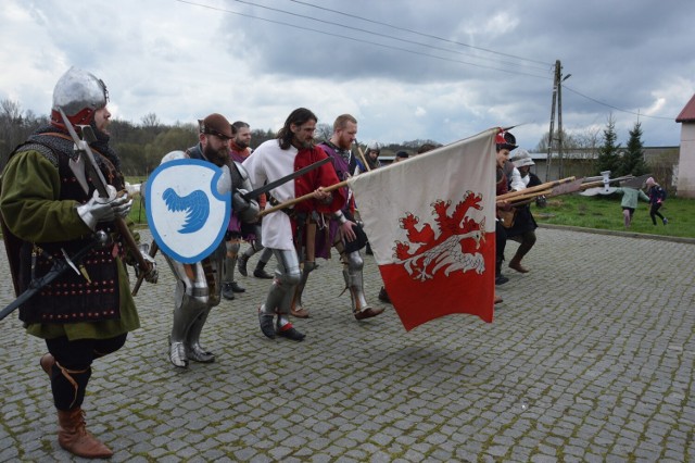 Na zamku w Inowłodzu odbywały się w sobotę (15.04.2023) turnieje rycerskie i manewry Chorągwi Ziemi Łęczyckiej