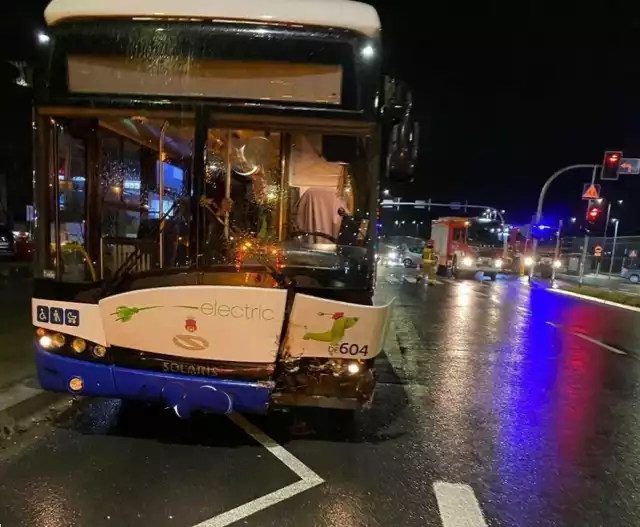 Wypadek autobusu MPK i pojazdu osobowego