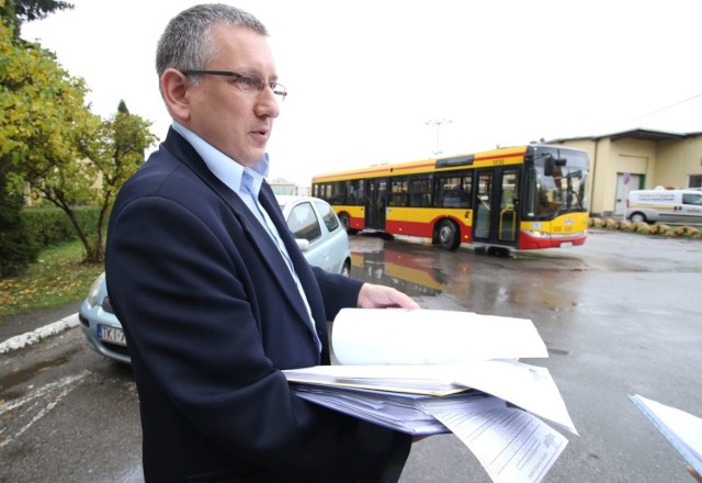 Sylwester Pytel pokazuje dwa  segregatory, przepełnione informacjami dotyczącymi aktów wandalizmów w autobusach.