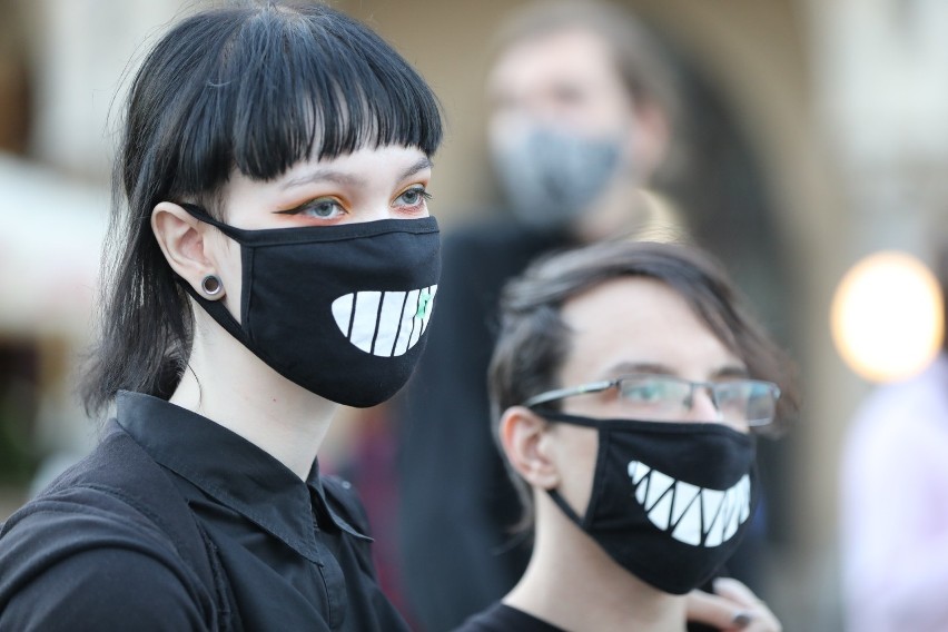 Kraków. Manifestacja na Rynku Głównym. "Prawo nie chroni skrzywdzonych kobiet" [ZDJĘCIA]