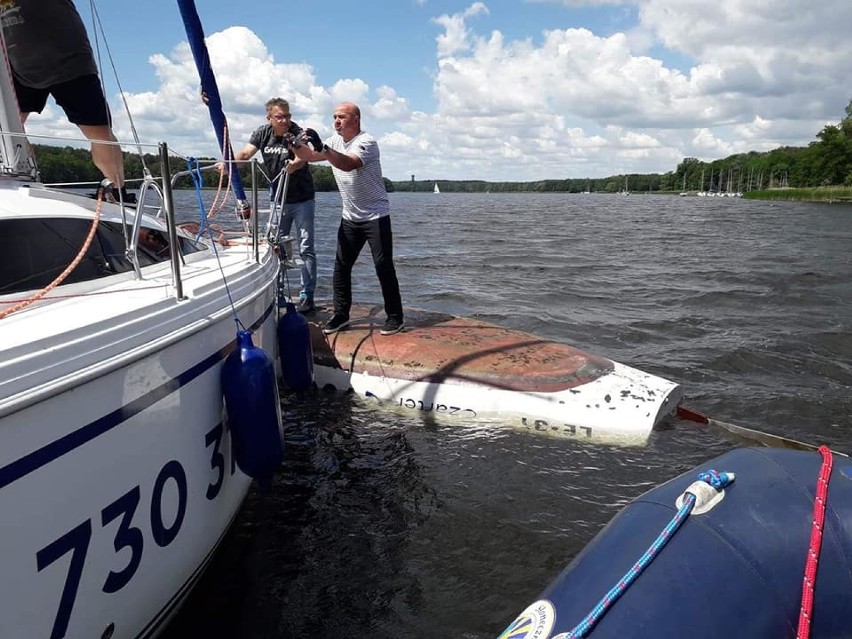 WSCHOWA. Pierwszy w tym sezonie wypadek na Jeziorze Sławskim. Przewróciła się omega [ZDJĘCIA] 