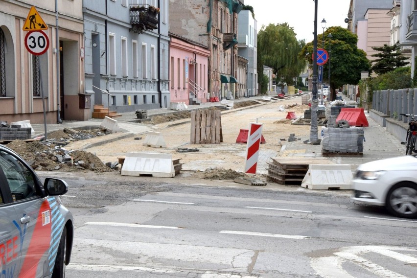 Remontowana ulica w centrum Kielc z nową jezdnią i chodnikami. Brakuje tylko zieleni. Zobacz zdjęcia 