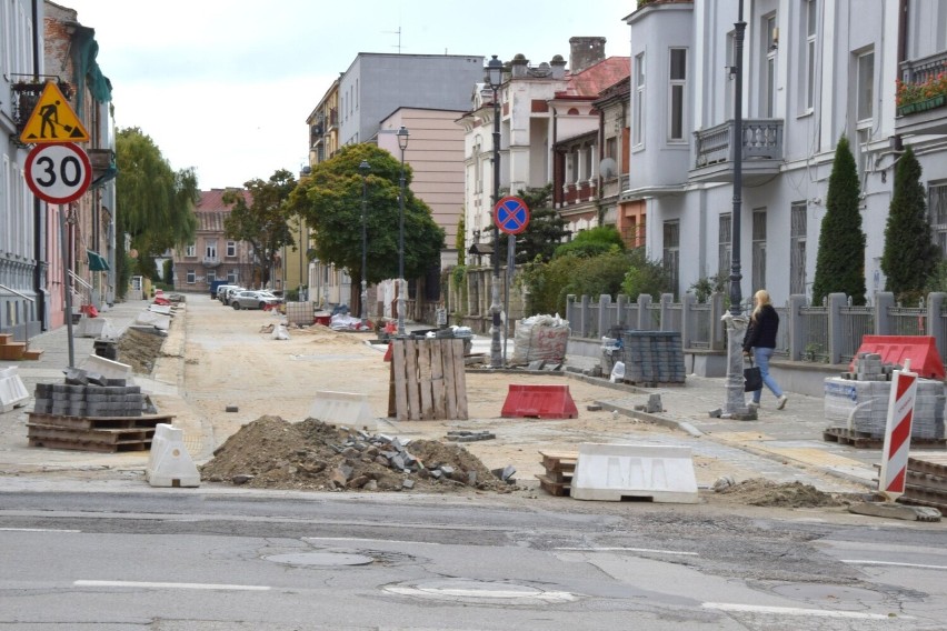 Remontowana ulica w centrum Kielc z nową jezdnią i chodnikami. Brakuje tylko zieleni. Zobacz zdjęcia 