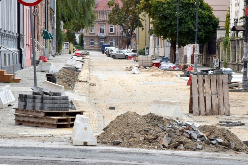 Remontowana ulica w centrum Kielc z nową jezdnią i chodnikami. Brakuje tylko zieleni. Zobacz zdjęcia 