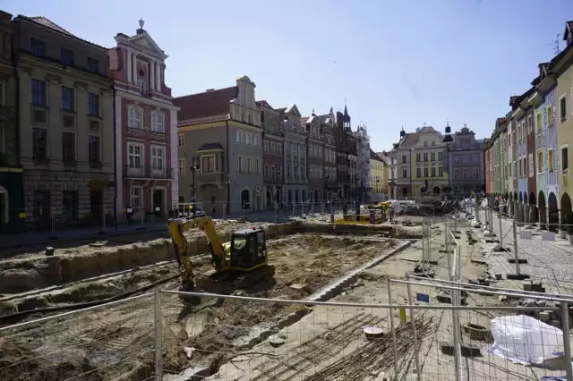 W Poznaniu trwają prace związane z wymianą płyty Starego Rynku. Nowa nawierzchnia ma zostać oddana do użytku na jesień 2023 roku. Zanim jednak do tego dojdzie, mieszkańcy oraz restauratorzy będą musieli przecierpieć długie miesiące związane z pracami. Tak było wczoraj, 1 czerwca, kiedy to przez kilka godzin w okolicznych budynkach przez awarię wodociągu nie było wody.