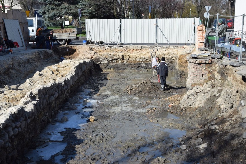 Odkrycia archeologiczne przy Śląskiej w Wieluniu. Odsłonięto 30 metrów muru obronnego ZDJĘCIA