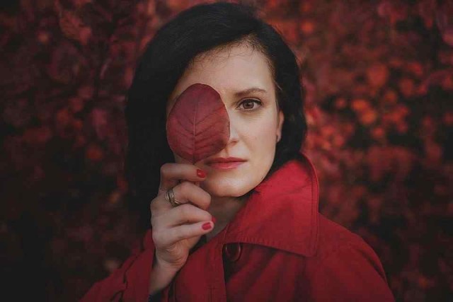 Widoczna na zdjęciu Joanna Smolak pasjonuje się fotografią od 11 lat. Od dwóch lat zajmuję się także fotografią portretową i chcę rozwijać się dalej właśnie w tym kierunku. Otrzymała wyróżnienie w ogólnopolskim konkursie