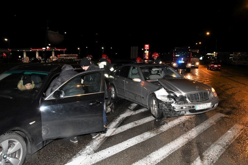 W Kielcach zderzyły się trzy samochody. Kobieta w ciąży zabrana do szpitala
