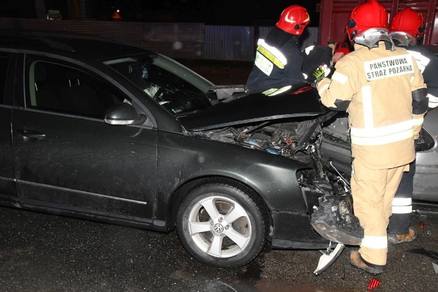 W Kielcach zderzyły się trzy samochody. Kobieta w ciąży zabrana do szpitala