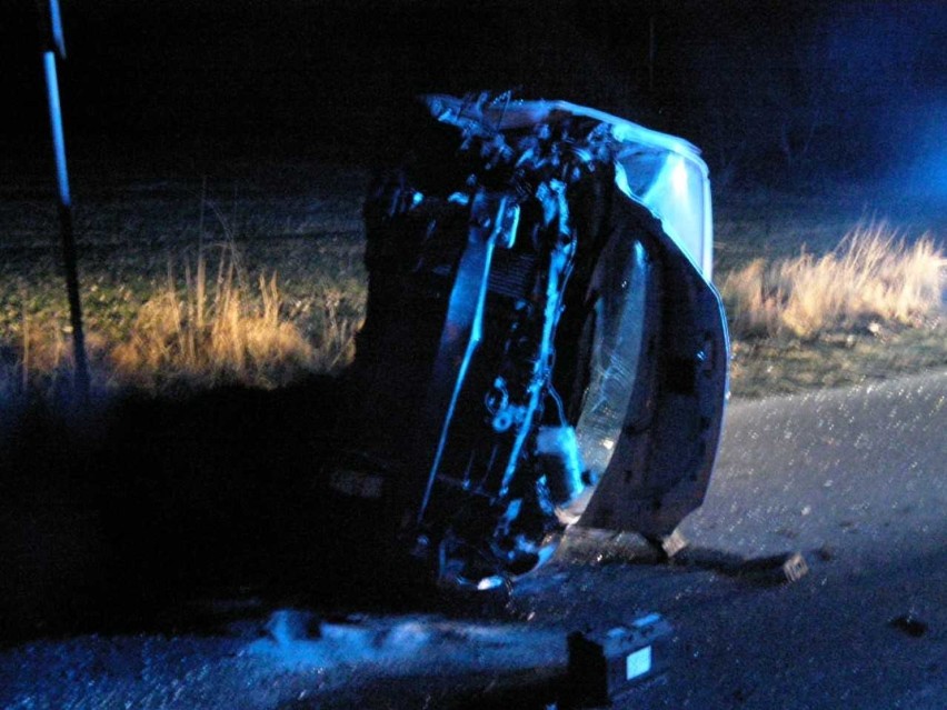 Nocny wypadek w Nowej Wsi Malborskiej. Auto wypadło z drogi i uderzyło w drzewo