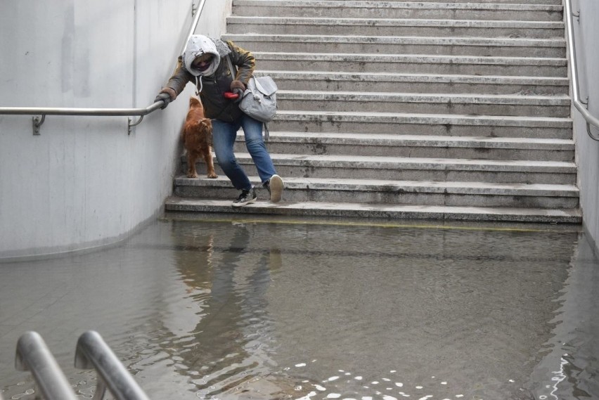 Powódź w tunelu w centrum Kielc! Nie da się tamtędy przejść. Co się stało? [WIDEO, ZDJĘCIA]