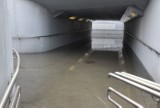 Powódź w tunelu w centrum Kielc! Nie da się tamtędy przejść. Co się stało? [WIDEO, ZDJĘCIA]