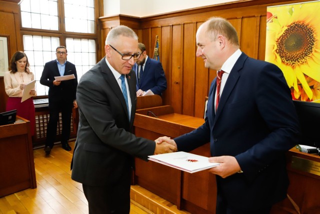 Starosta wąbrzeski Krzysztof Maćkiewicz odebrał z rąk Piotra Całbeckiego, marszałka województwa kujawsko-pomorskiego, umowę na dofinansowanie w wysokości ponad 660 tys. zł