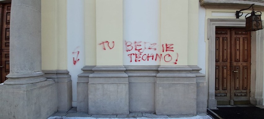 Elewacja zabytkowego kościoła w Warszawie zniszczona. Na budynku namalowano hasła "tu będzie techno" i "PiS won"