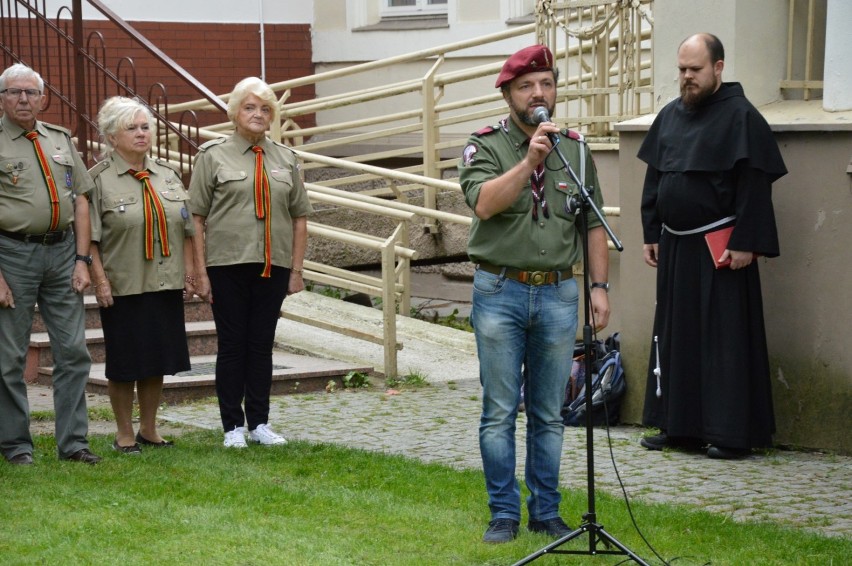 Lębork. W dniu 50 rocznicy śmierci harcerze wmurowali urnę z ziemią z pól bitewnych pod budowanym  pomnikiem gen. Sosabowskiego.