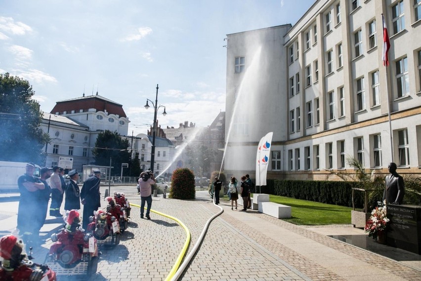 Uroczyste przekazanie sprzętu zorganizowano przed Urzędem...