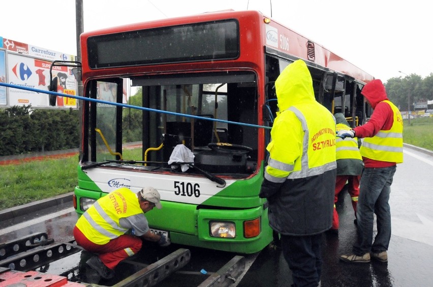 Ul. Krochmalna: Ciężarówka uderzyła w autobus