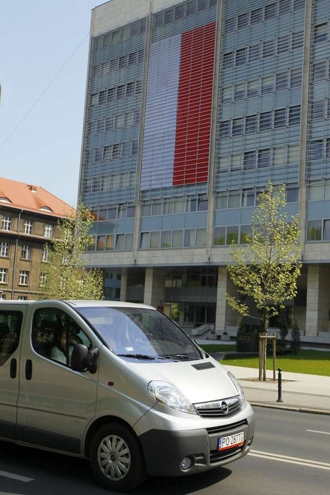 Gigantyczna flaga zawisła w środę na Urzędzie Wojewódzkim w...